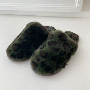 NWOT Anthropologie Furry Green Animal Print Fluffy Slide Slippers Sz 5/6